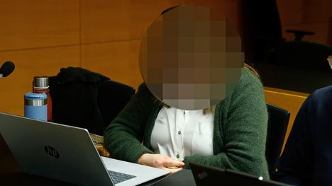Missifinalisti Eveliina Tikka liittyi Klara Kivilahden ja siskopuolensa oikeusriitaan. 6 Missifinalisti Eveliina Tikka liittyi Klara Kivilahden ja siskopuolensa oikeusriitaan. 5