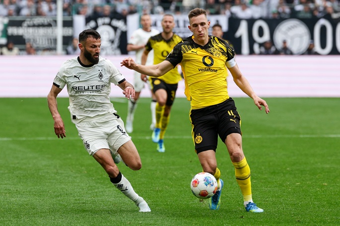Mönchengladbach voitti Dortmundin varmistaakseen paikan Bundesliigassa. 2 Mönchengladbach voitti Dortmundin varmistaakseen paikan Bundesliigassa. 1