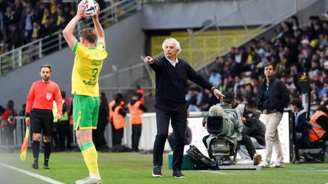 Nantesin Ligue 1 -ottelu keskeytettiin – naamioituneet fanit hyökkäsivät. 2 Nantesin Ligue 1 -ottelu keskeytettiin – naamioituneet fanit hyökkäsivät. 1