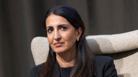 Nasima Razmyar reagoi perussuomalaisten lippukohuun – ”Noloa ja hävettää” 2 Nasima Razmyar reagoi perussuomalaisten lippukohuun – ”Noloa ja hävettää” 1