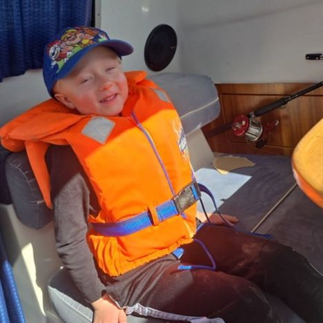 Niilo, 8-vuotias, sai suuren kuhan Keuruulla. 4 Niilo, 8-vuotias, sai suuren kuhan Keuruulla. 3