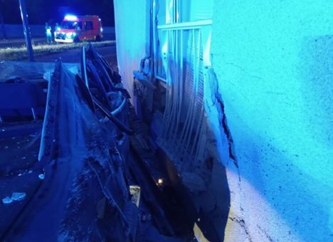 Nurmijärvellä: 24-vuotias kuljettaja törmäsi kerrostalon seinään ja pakeni, 19-vuotias nuori mies menehtyi. 8 Nurmijärvellä: 24-vuotias kuljettaja törmäsi kerrostalon seinään ja pakeni, 19-vuotias nuori mies menehtyi. 7