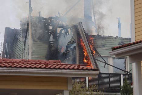 Omakotitalo tuhoutui kokonaan Kirkkonummella. 3