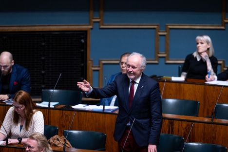 Oppositio arvostelee hallituksen suunnitelmia korottaa vanhuspalveluiden asiakasmaksuja. 5