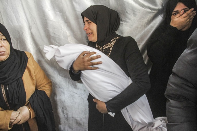 Palestiinalaiset osoittavat mieltään Gazassa vankien kohtelusta Israelin vankiloissa. 2 Palestiinalaiset osoittavat mieltään Gazassa vankien kohtelusta Israelin vankiloissa. 1