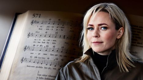 Paula Vesala kirjoitti Suvivirren sanat, jotka on tarkoitettu kaikkien hyväksyttäviksi – pystytkö tunnistamaan ne alkuperäisistä? 2 Paula Vesala kirjoitti Suvivirren sanat, jotka on tarkoitettu kaikkien hyväksyttäviksi – pystytkö tunnistamaan ne alkuperäisistä? 1