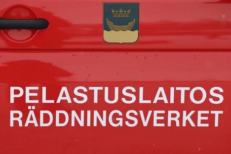 Pelastuslaitos vapautti päiväkoti-ikäisen lapsen leikkipuiston telineestä Raaseporissa perjantaina. 2 Pelastuslaitos vapautti päiväkoti-ikäisen lapsen leikkipuiston telineestä Raaseporissa perjantaina. 1