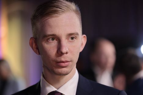 Perussuomalaisten Miko Bergbom ilmaisi tyytymättömyytensä Rkp:n puheenjohtajalle Anders Adlercreutzille. 3