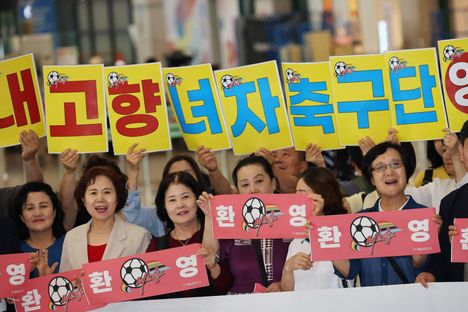 Pohjois- ja Etelä-Korean jalkapallon pelaajat ottavat mittaa toisistaan. 4 Pohjois- ja Etelä-Korean jalkapallon pelaajat ottavat mittaa toisistaan. 3
