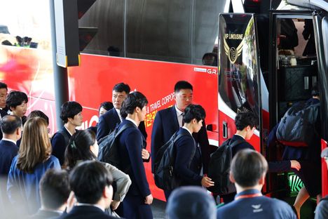 Pohjois- ja Etelä-Korean jalkapallon pelaajat ottavat mittaa toisistaan. 8 Pohjois- ja Etelä-Korean jalkapallon pelaajat ottavat mittaa toisistaan. 7