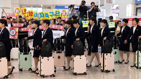 Pohjois- ja Etelä-Korean jalkapallon pelaajat ottavat mittaa toisistaan. 2 Pohjois- ja Etelä-Korean jalkapallon pelaajat ottavat mittaa toisistaan. 1
