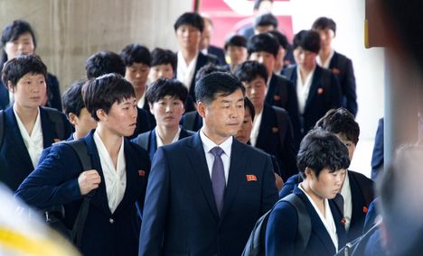 Pohjois- ja Etelä-Korean jalkapallon pelaajat ottavat mittaa toisistaan. 6 Pohjois- ja Etelä-Korean jalkapallon pelaajat ottavat mittaa toisistaan. 5