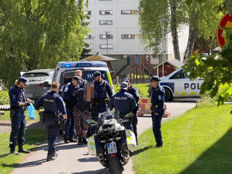 Poliisi takaa-ajoi Helsingissä varastetuksi epäiltyä Porschea. 4 Poliisi takaa-ajoi Helsingissä varastetuksi epäiltyä Porschea. 3