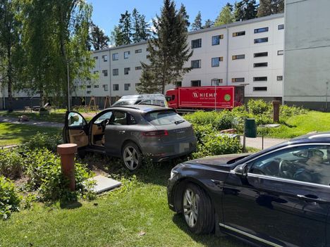 Poliisi takaa-ajoi Helsingissä varastetuksi epäiltyä Porschea. 2 Poliisi takaa-ajoi Helsingissä varastetuksi epäiltyä Porschea. 1