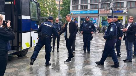 Presidentti Stubb saapui Piritorille. 2 Presidentti Stubb saapui Piritorille. 1