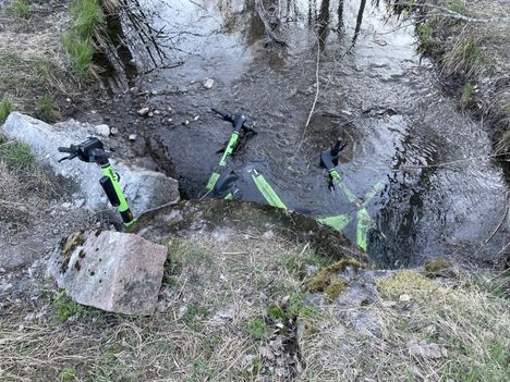 Puotinharjussa päätyi ojaan neljä sähköpotkulautaa 3