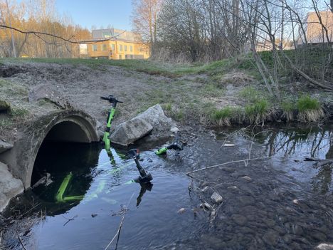 Puotinharjussa päätyi ojaan neljä sähköpotkulautaa 5