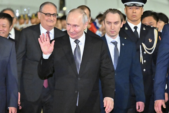 Putin saapuu Pekingin valtiovierailulle Kiinaan. 1
