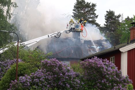 Puutalo syttyi tuleen Helsingissä 6 Puutalo syttyi tuleen Helsingissä 5