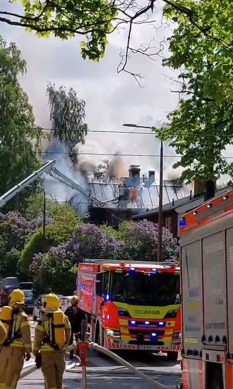 Puutalo syttyi tuleen Helsingissä 4 Puutalo syttyi tuleen Helsingissä 3