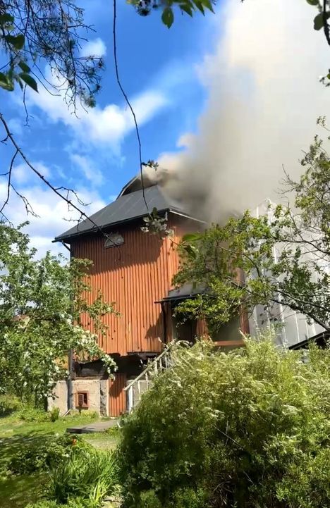 Puutalo syttyi tuleen Helsingissä 2 Puutalo syttyi tuleen Helsingissä 1
