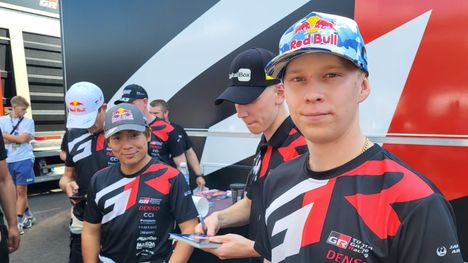 Rallit.fi: Kalle Rovanperä osallistui Takamoto Katsutan voiton juhlintaan 2 Rallit.fi: Kalle Rovanperä osallistui Takamoto Katsutan voiton juhlintaan 1