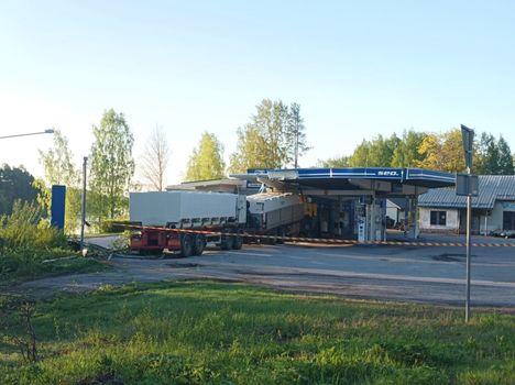 Rekka osui huoltoaseman seinään Pihtiputaalla – vahinkojen laatu ja laajuus 2 Rekka osui huoltoaseman seinään Pihtiputaalla – vahinkojen laatu ja laajuus 1