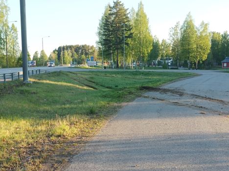Rekka törmäsi huoltoaseman seinään Pihtiputaalla. 6 Rekka törmäsi huoltoaseman seinään Pihtiputaalla. 5