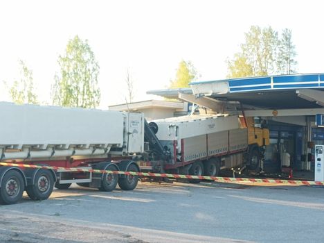 Rekka törmäsi huoltoaseman seinään Pihtiputaalla. 2 Rekka törmäsi huoltoaseman seinään Pihtiputaalla. 1
