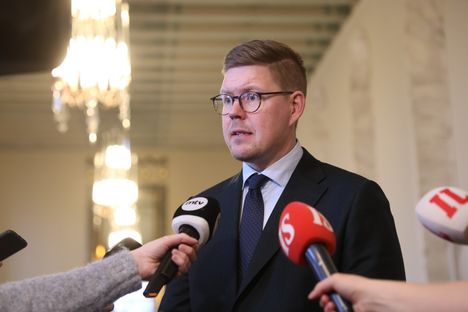 Riikka Purra kritisoi Antti Lindtmania, joka haluaisi ottaa Espanjasta esimerkkiä Suomen taloudessa. 3