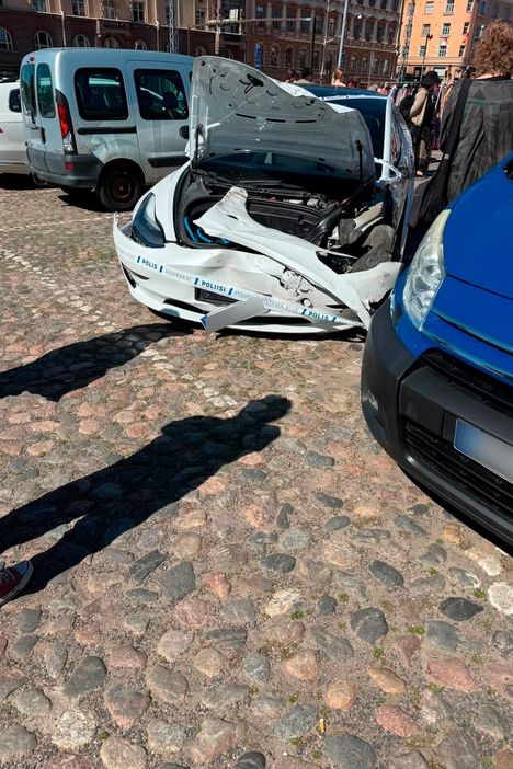 Räiskivä Tesla-kuljettaja sai aikaan suuria vahinkoja Helsingin keskustassa törmätessään useisiin autoihin. 2 Räiskivä Tesla-kuljettaja sai aikaan suuria vahinkoja Helsingin keskustassa törmätessään useisiin autoihin. 1