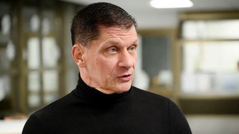 Romanivaikuttaja Vartti Isbergiä epäillään törkeästä rikoksesta. 1
