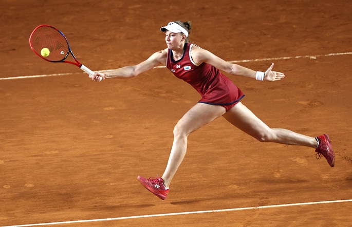 Rybakina putoaa, Swiatek ja Djokovic etenevät Ranskan avoimissa. 2 Rybakina putoaa, Swiatek ja Djokovic etenevät Ranskan avoimissa. 1