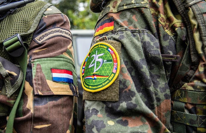 Saksalais-hollantilainen joukkojohtokunta johtaa uutta NATO:n komentokeskusta Baltian alueella. 2 Saksalais-hollantilainen joukkojohtokunta johtaa uutta NATO:n komentokeskusta Baltian alueella. 1