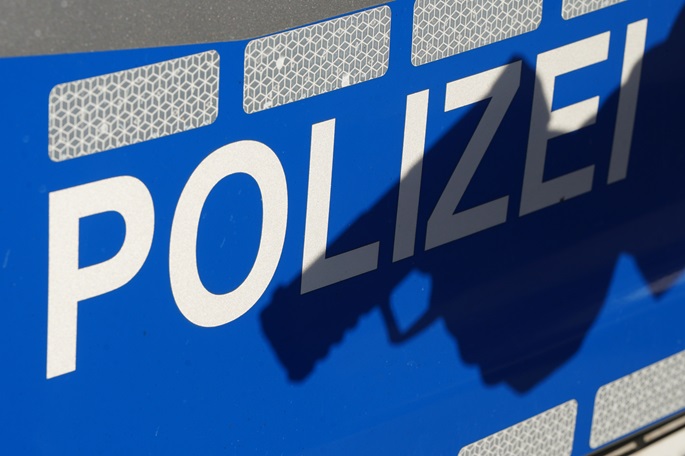 Saksalaiset poliisit surmaavat karanneen tiikerin, eläintenhoitaja vakavasti loukkaantunut. 1
