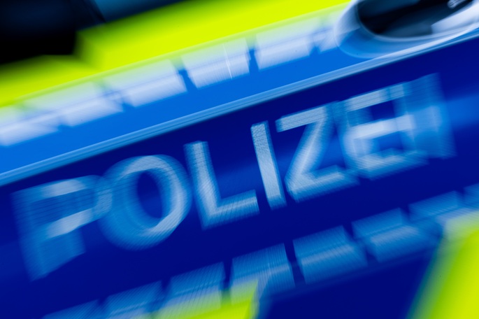 Saksalaiset poliisit tekevät ratsioita epäiltyjen äärioikeistolaisten luona useissa kaupungeissa. 2 Saksalaiset poliisit tekevät ratsioita epäiltyjen äärioikeistolaisten luona useissa kaupungeissa. 1