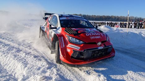 Sami Pajari jännittävässä hetkessä – MM-rallissa tapahtumarikasta toimintaa 1