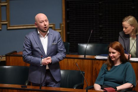 SDP:n kansanedustaja Joona Räsänen kritisoi Riikka Purraa "pelottavasta" taloustilanteesta, jonka hän väittää jääneen seuraavan hallituksen vastuulle. 3