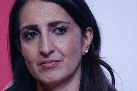 SDP:n varapuheenjohtaja Pinja Perholehto kritisoi perussuomalaisten Wille Rydmania. 7