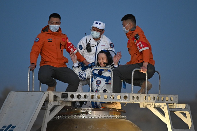 Shenzhou-21-avaruuslentäjät palaavat Maahan ennätyksellisen 210 päivän tehtävän jälkeen. 2 Shenzhou-21-avaruuslentäjät palaavat Maahan ennätyksellisen 210 päivän tehtävän jälkeen. 1