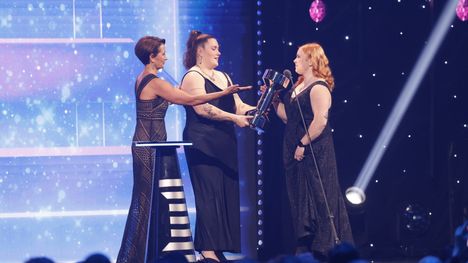 Silja Kosonen ja Krista Tervo palkittiin Rohkeus-Uunon Urheilugaalassa. 2 Silja Kosonen ja Krista Tervo palkittiin Rohkeus-Uunon Urheilugaalassa. 1