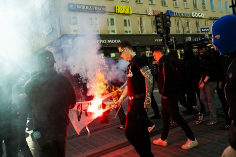 Sinimustan kulkueen osanottajia epäillään väkivallasta vastamielenosoittajaa kohtaan. 1