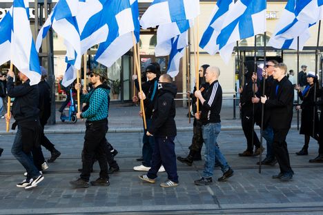 Sinimustan kulkueen osanottajia epäillään väkivallasta vastamielenosoittajaa kohtaan. 3