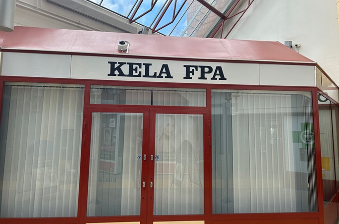 Sosiaalitukien saajien on ilmoitettava Kelalle, jos he matkustavat ulkomaille yli seitsemäksi päiväksi. 2 Sosiaalitukien saajien on ilmoitettava Kelalle, jos he matkustavat ulkomaille yli seitsemäksi päiväksi. 1