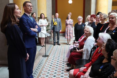 Stubb myönsi äideille kunniamerkkejä 3