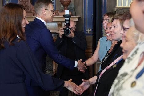 Stubb myönsi äideille kunniamerkkejä 5