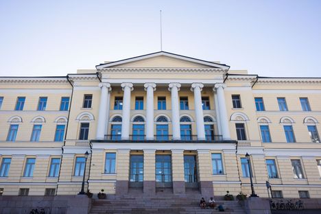Suomen suurin yliopisto hylkää hallituksen ehdotuksen maksullisesta tutkinnosta. 2 Suomen suurin yliopisto hylkää hallituksen ehdotuksen maksullisesta tutkinnosta. 1