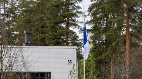 Suruliputus koulussa edesmenneen naisopettajan muistoksi 1