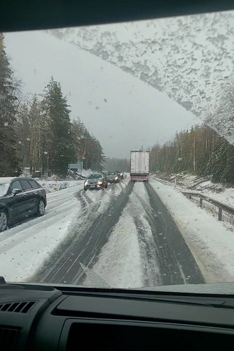 Takatalvi yllätti liikenteen käyttäjät 2 Takatalvi yllätti liikenteen käyttäjät 1