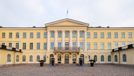 Tasavallan presidentin kanslia myy tavaroita huutokaupalla. 2 Tasavallan presidentin kanslia myy tavaroita huutokaupalla. 1